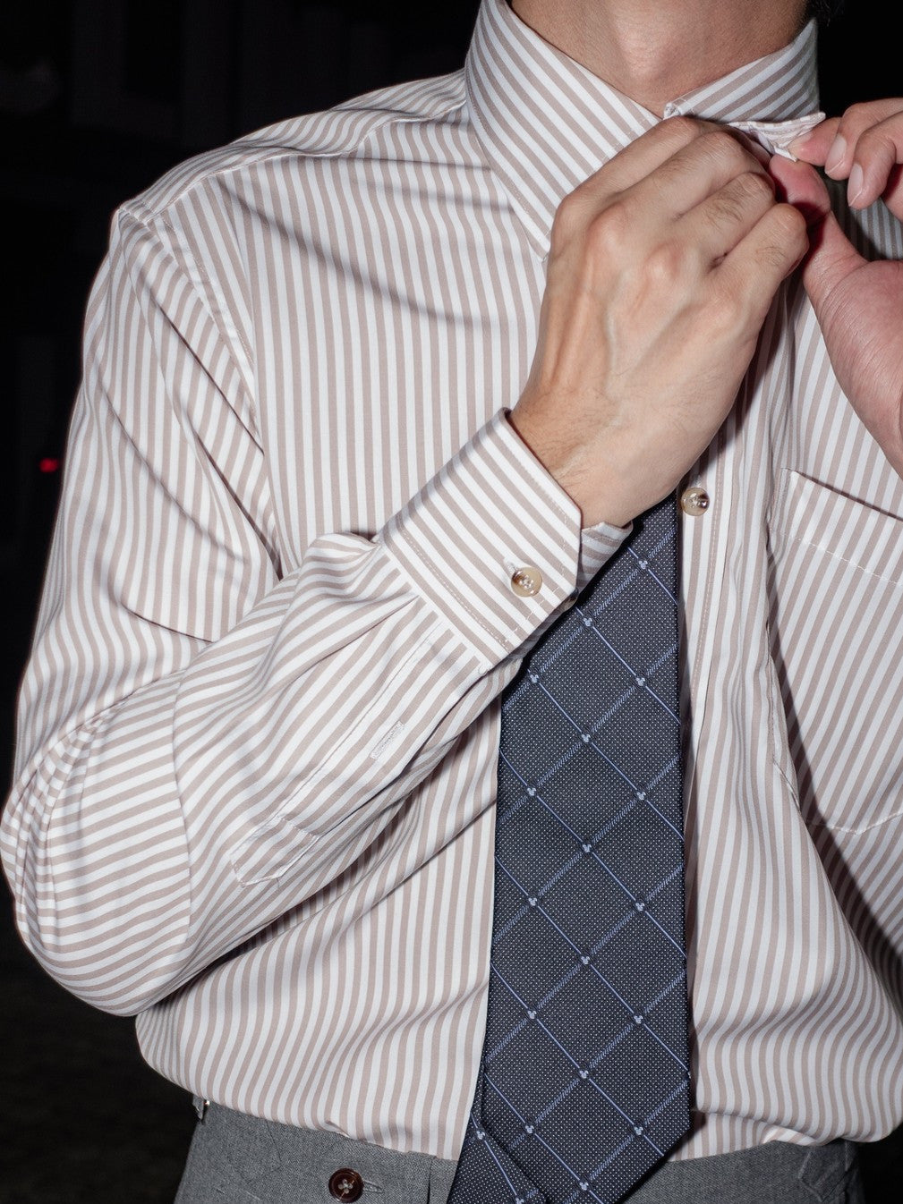 [S5S-BROWN] เสื้อเชิ้ต Classic collar hidden button down ผ้าคอตตอน 100% ลายทาง (Brown stripe)